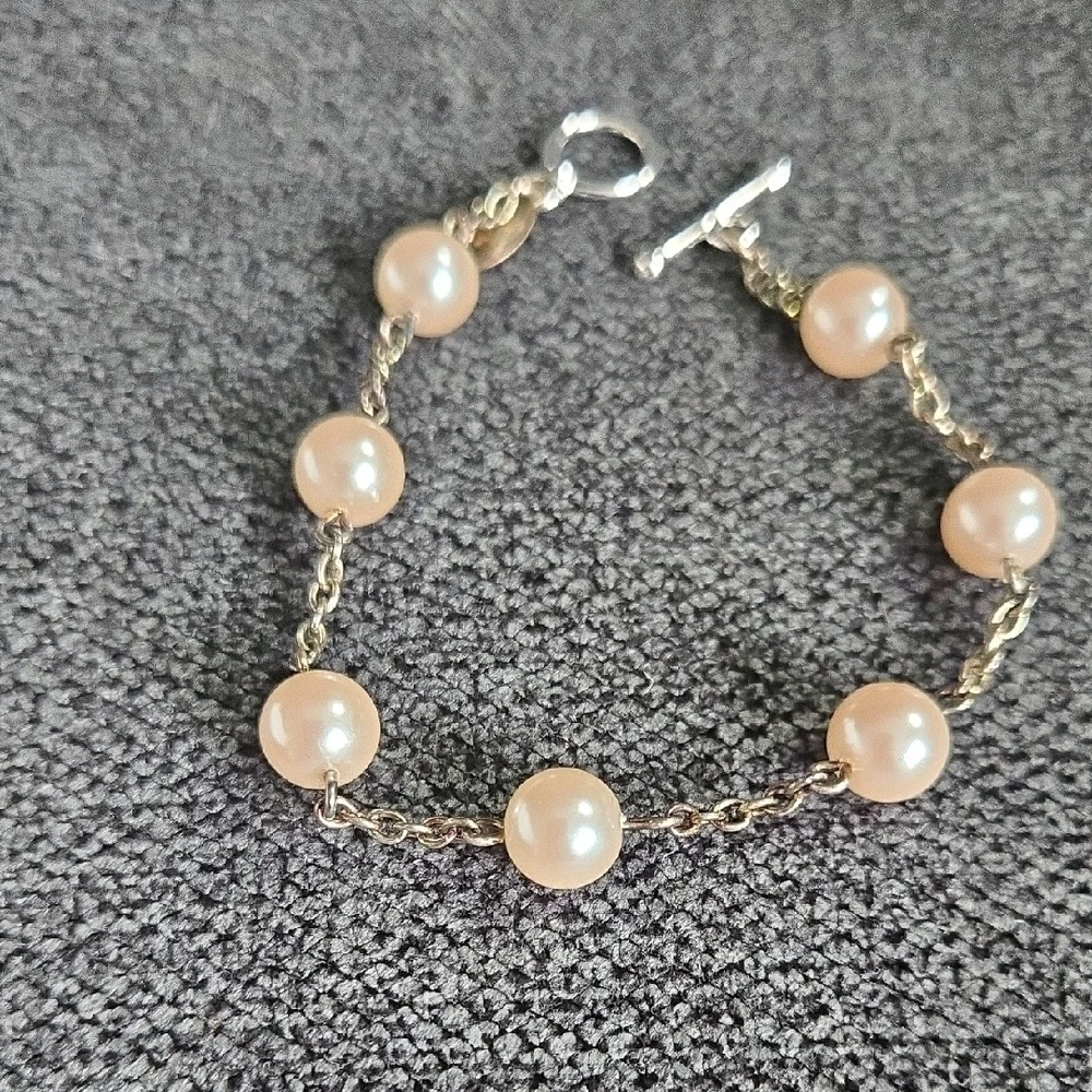 Carolee Cream and Silver Pearl Set, Necklace, Bracelet &‎ Earrings